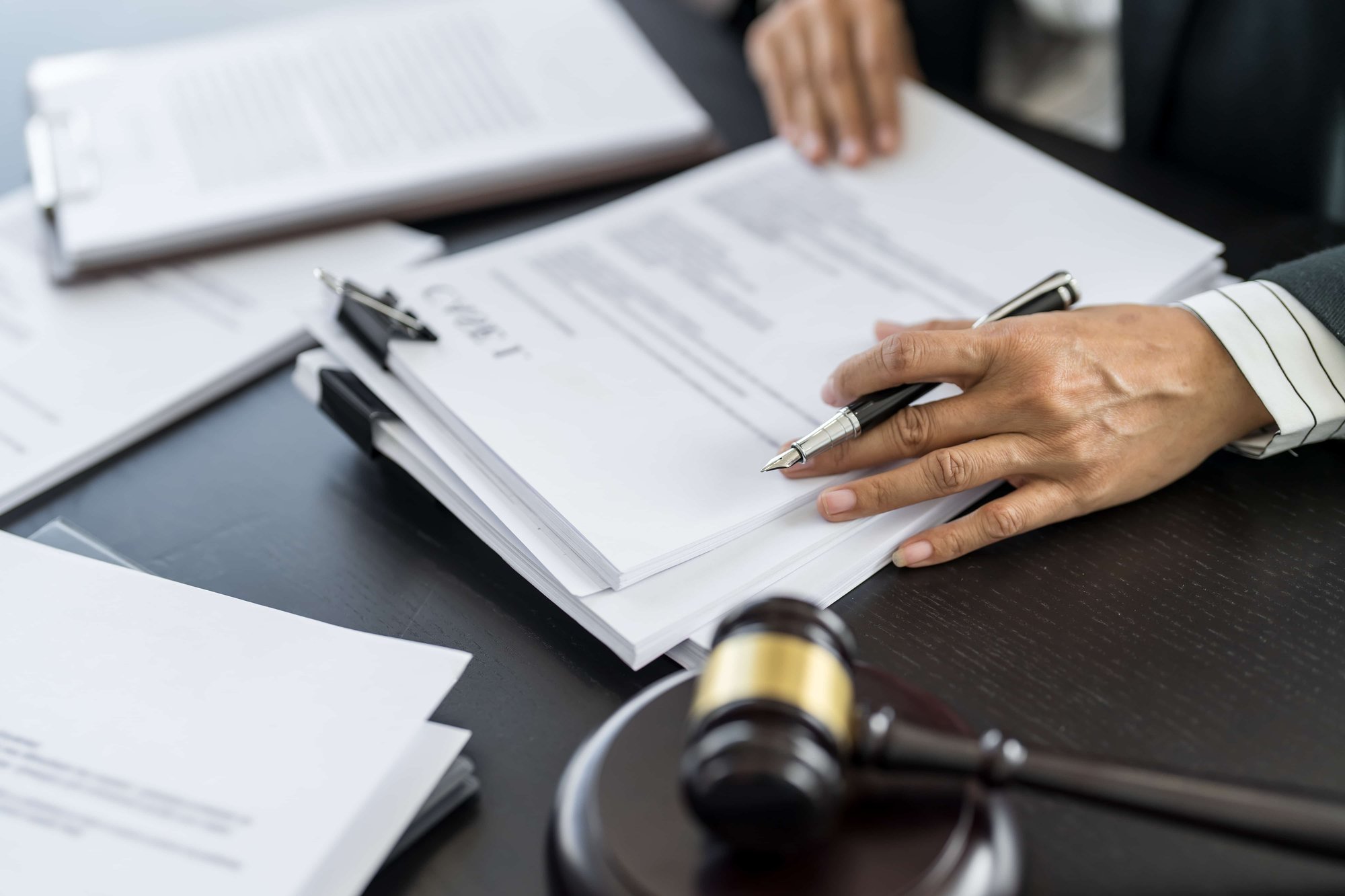 luật sư đang xem xét các tài liệu pháp lý