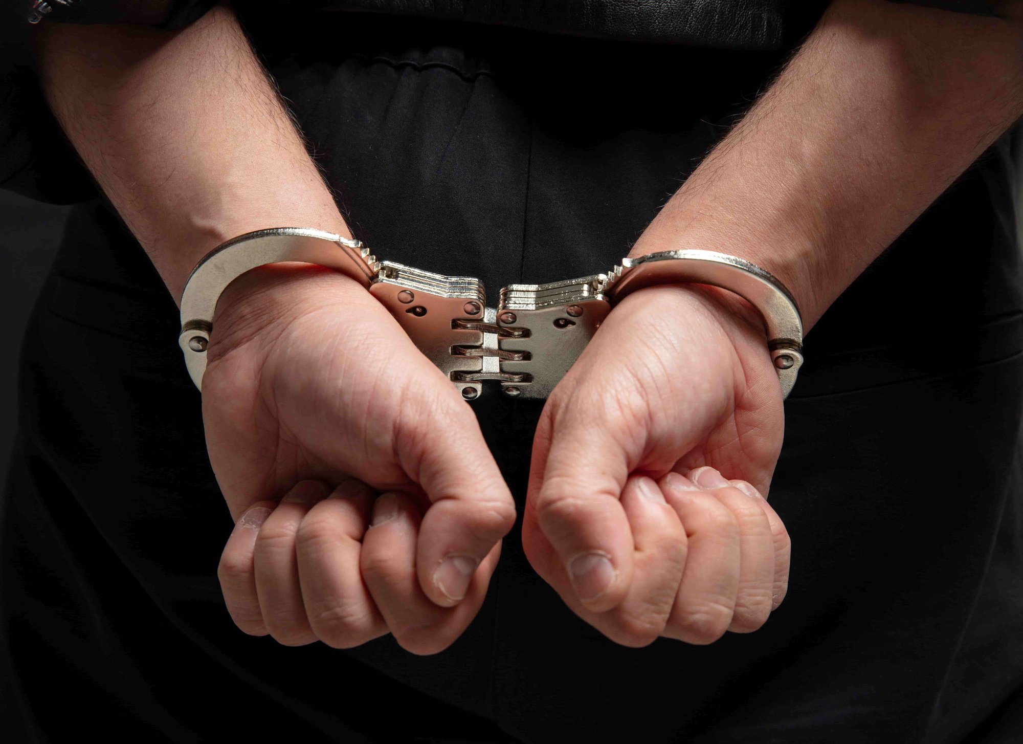 cận cảnh một người phụ nữ bị còng tay