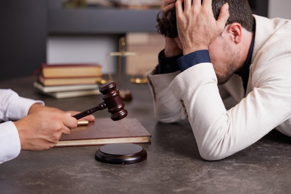 người đàn ông gặp luật sư lo lắng