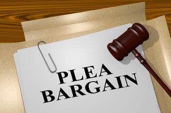 Thư mục Plea Bargain và gavel